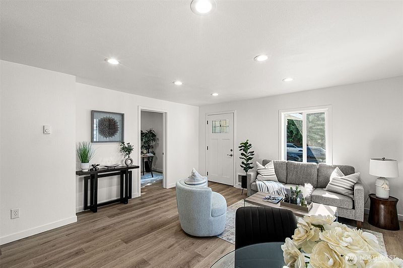 4th image of 9044 9th Avenue SW