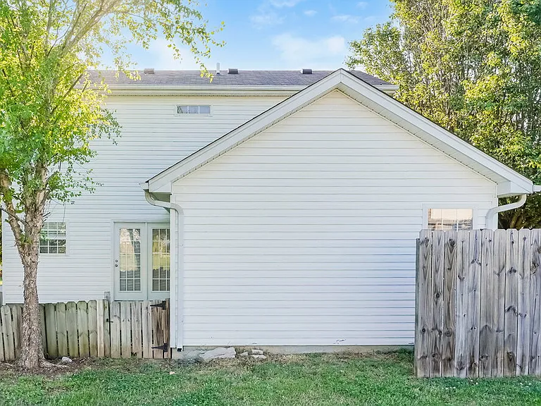 404 Barking Dr — Photo 17