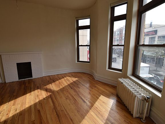 3rd image of 902 W Belmont Ave