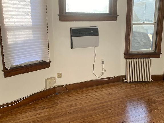 3rd image of 167 Marion St Floor 1