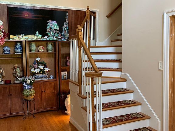 Foyer for front entry to Suite