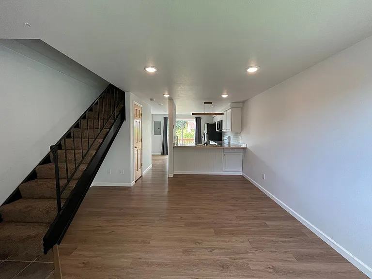 1820G5 Larch St — Photo 6