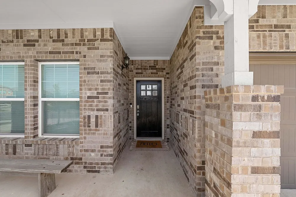 Spacious 4-Bed Oasis with Pool Access & Modern Upgrades in New Braunfels — Photo 4