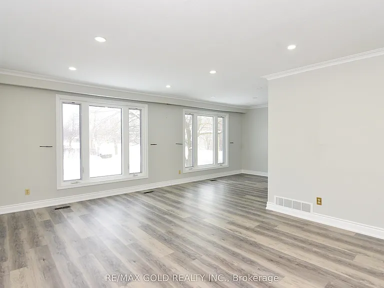 70 Greystone Cres — Photo 3