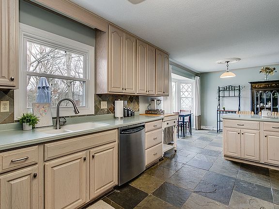 4th image of 1605 Woodmont Dr