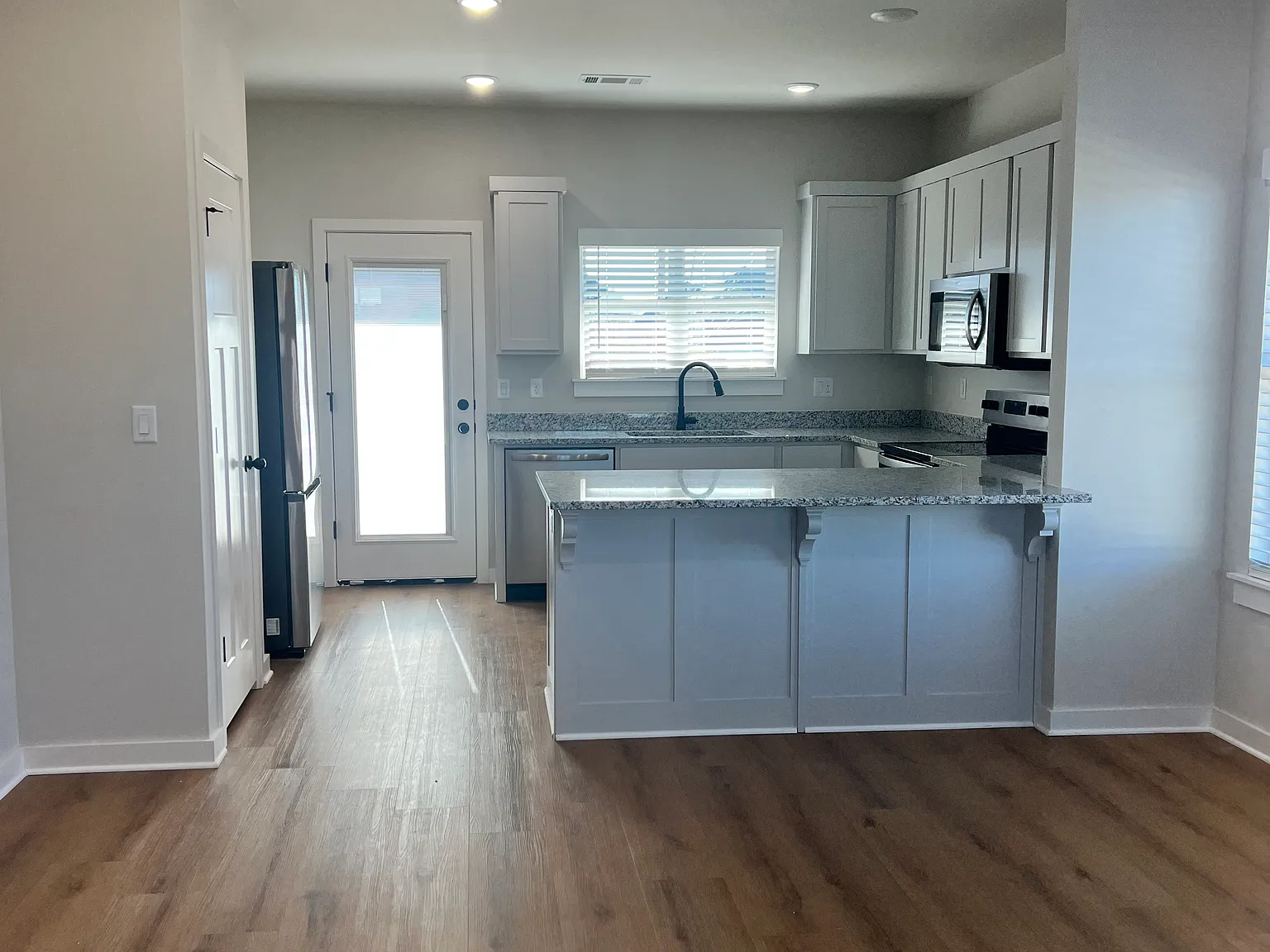 3 bed, 2.5 bath, 1457 sqft, $1,750 — Photo 3