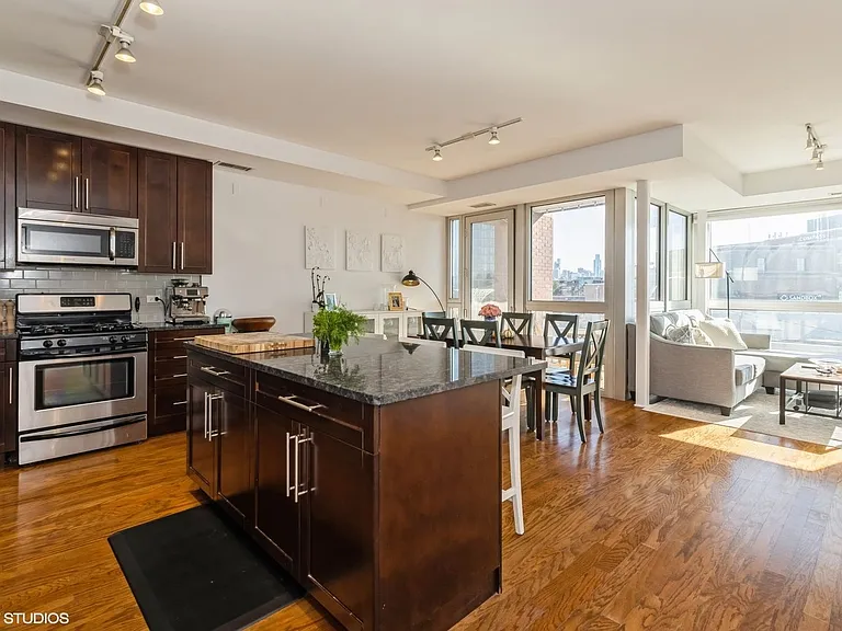 744 W Fullerton Ave #404 — Photo 2