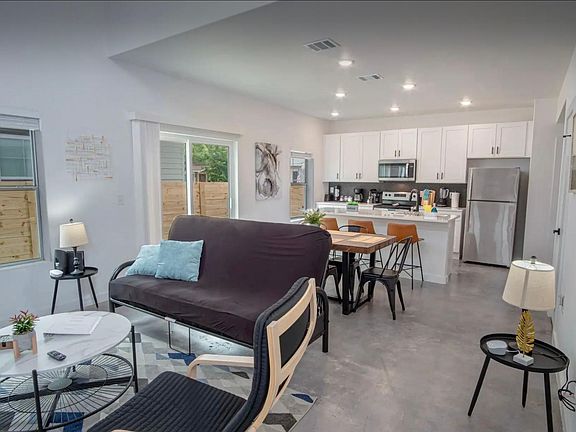 3rd image of 918 S Olive St #102