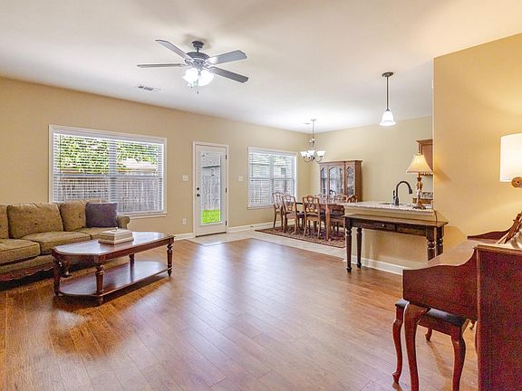 5th image of 301 Sandlewood Dr