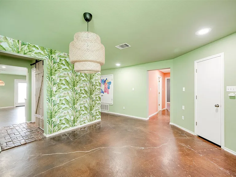 18325 Maxa Dr — Photo 8