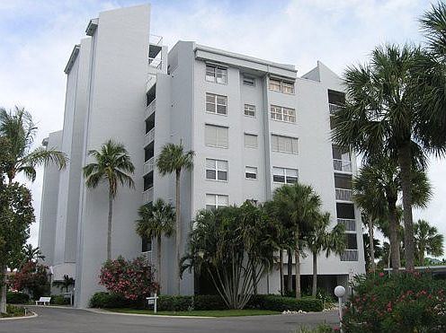 2nd image of 901 Collier Ct APT 405