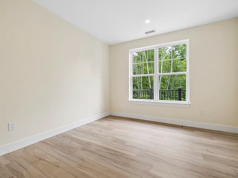 1BR, 1BA - 937SF - Bedroom