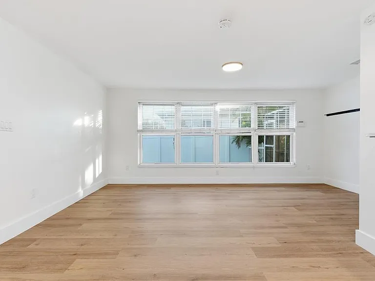 327 Sunny Ln — Photo 16