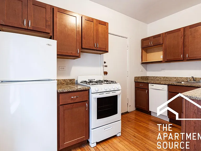 959 W Cornelia Ave #953-1B — Photo 2