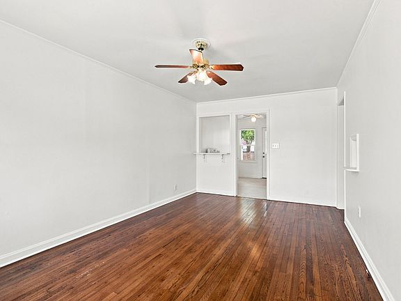 3rd image of 931 E 37th Pl