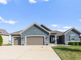 916 Zennor Ln, Raymore, MO 64083