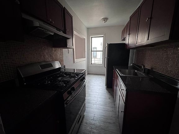 4th image of 285 Hawthorne St APT 610