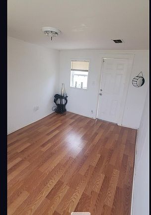 4th image of 360 NE 174th St