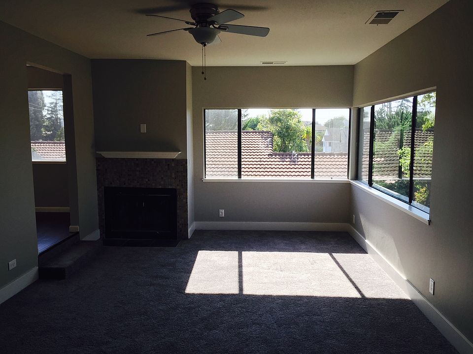 1st image of 985 Valerie Ct