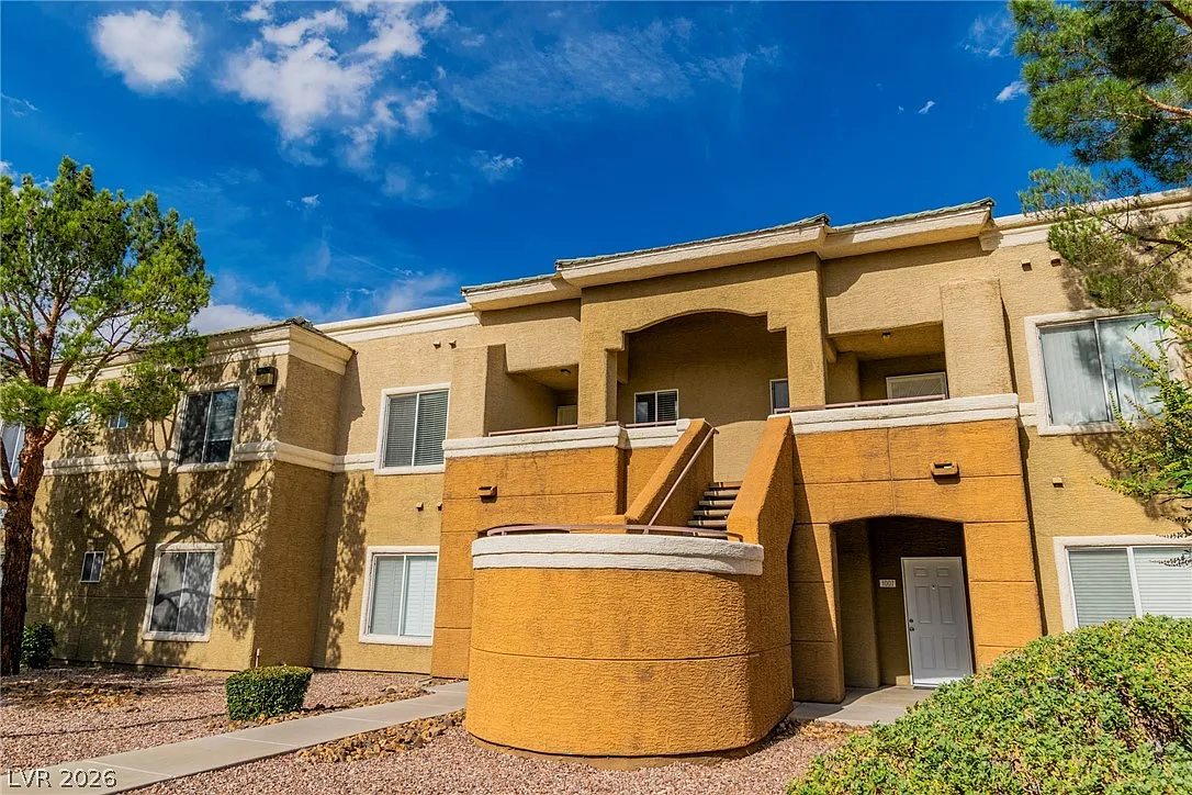2 bed, 1.0 bath, 836 sqft, $1,295 — Photo 1
