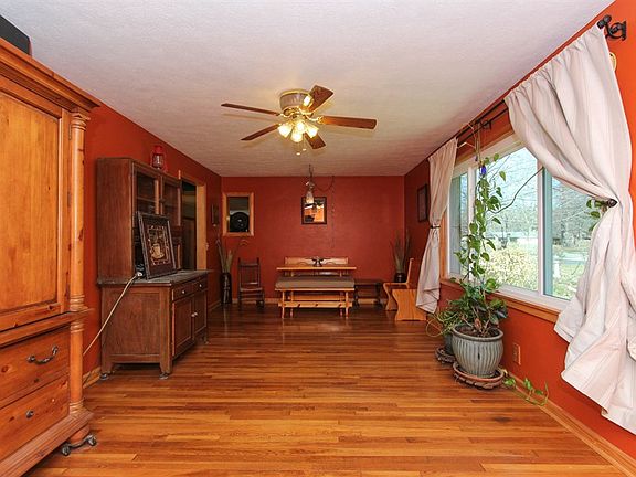 4th image of 561 Lakeview Dr