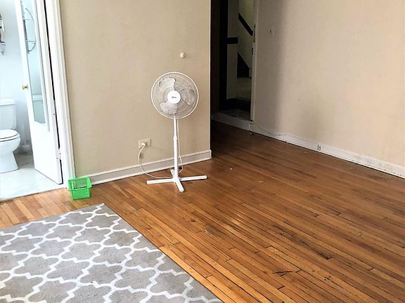 2nd image of 6538 N Lakewood Ave #1221