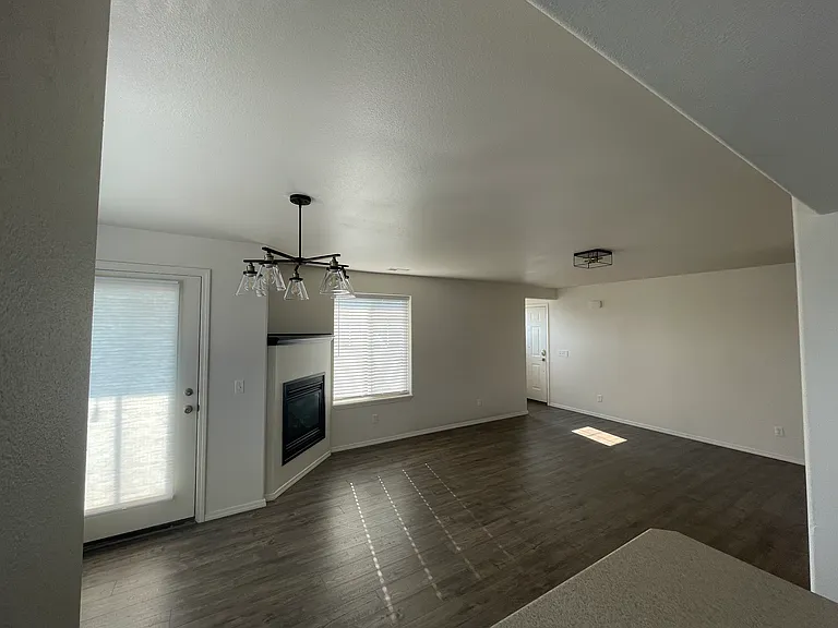 1094 Longbow Ln #E — Photo 4