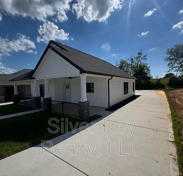 924 Stratford Ave — Photo 2