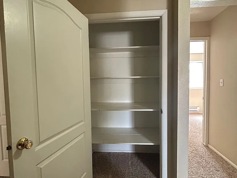 Main 819 S — Photo 34