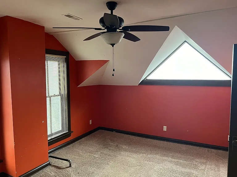 721 W 7th St — Photo 30