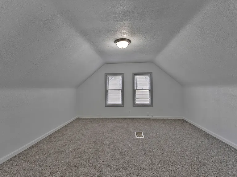 1539 Weston Ave — Photo 23