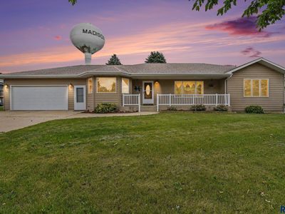 936 Heatherwood Ave, Madison, SD, 57042