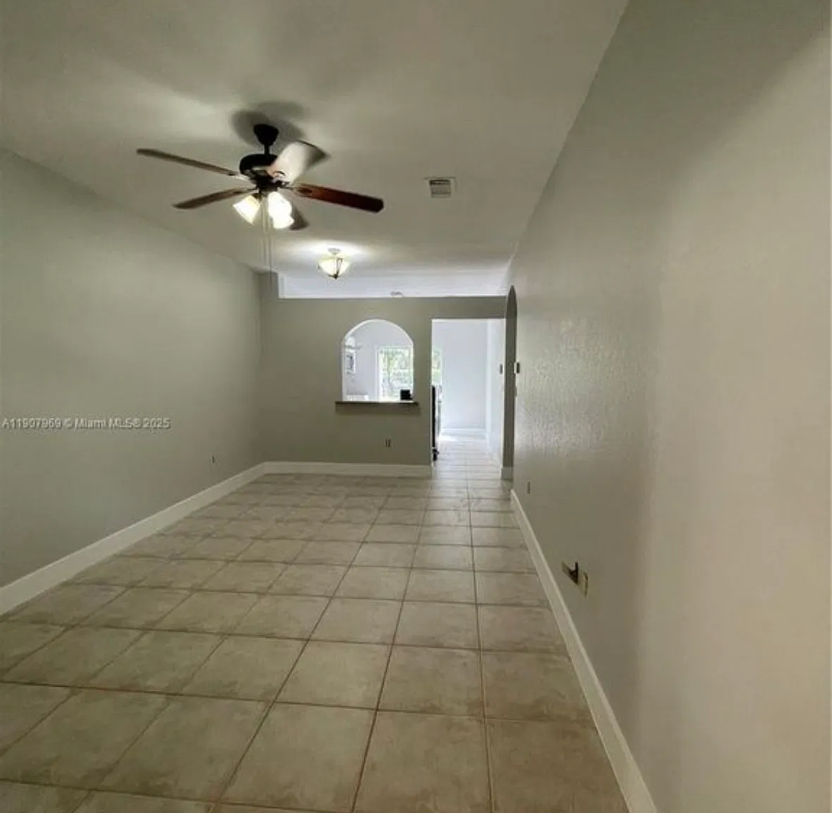 3 bed, 992 sqft, $2,100 — Photo 2