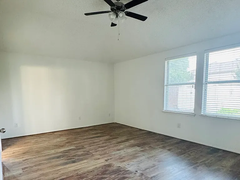 105 Fieldwood Ct — Photo 12