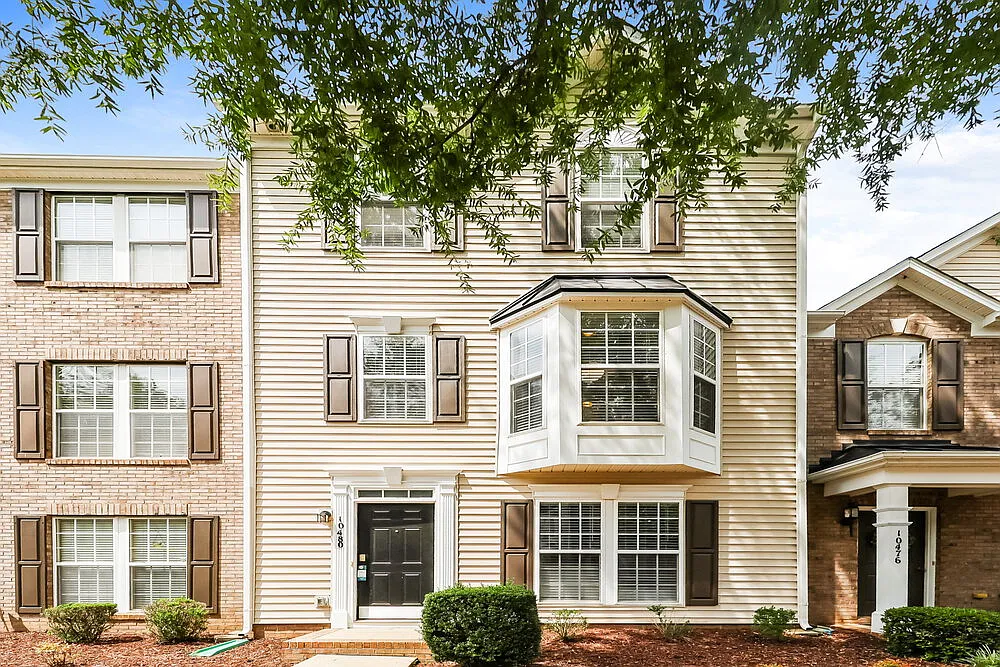2 bed, 3.0 bath, 1923 sqft, $2,165 — Photo 1