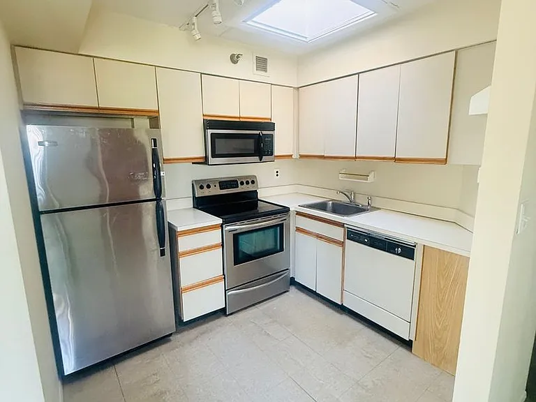 205 Mineola Blvd — Photo 11