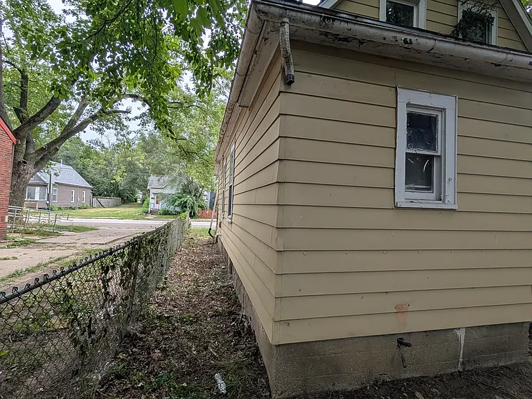 2113 W Howett St — Photo 4