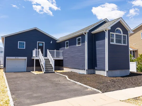 831 S 7th Street, Lindenhurst, NY 11757