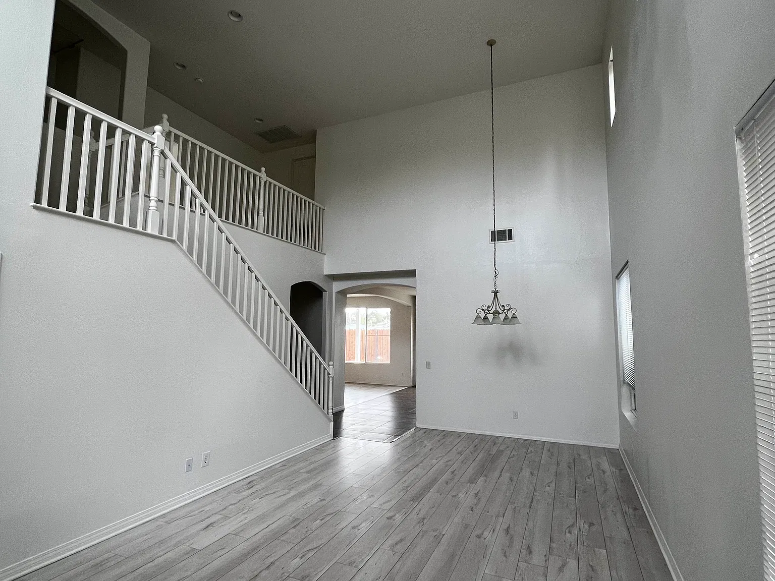 5 bed, 2427 sqft, $3,600 — Photo 3