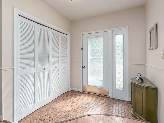 4th image of 2922 Broadway Ave