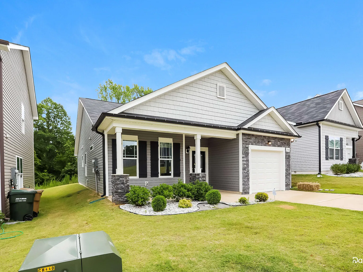 3 bed, 2.0 bath, 1321 sqft, $1,905 — Photo 3