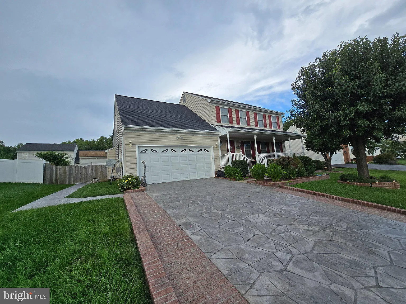 4 bed, 2.5 bath, 2160 sqft, $3,200 — Photo 2