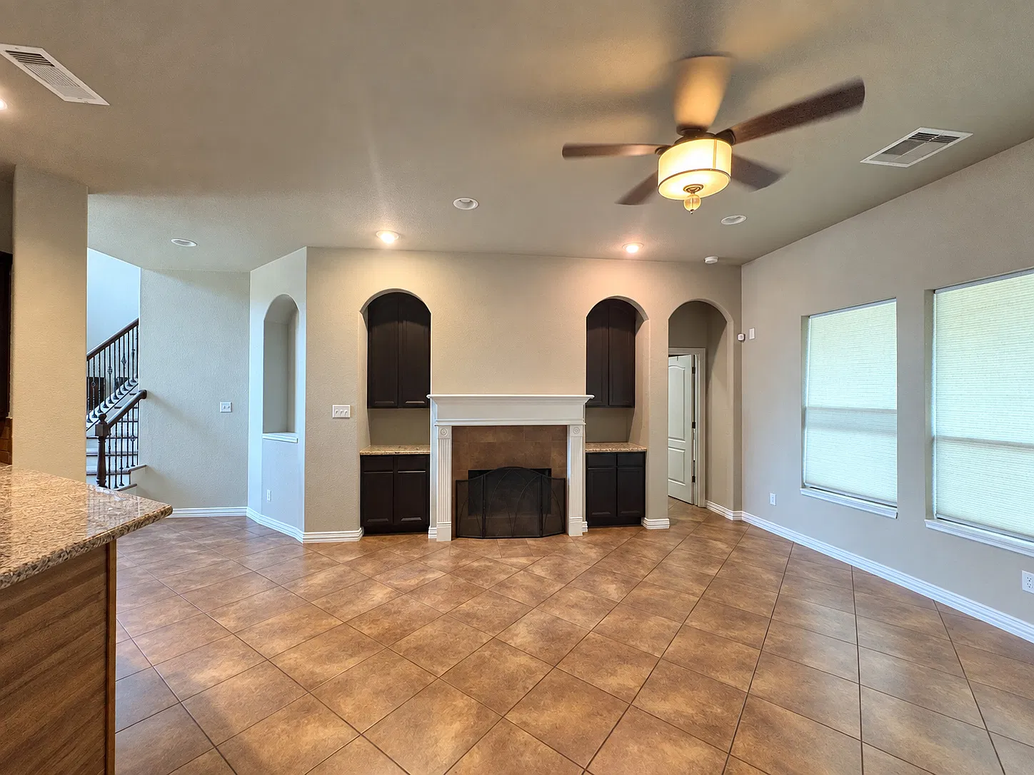 5 bed, 2.5 bath, 2741 sqft, $2,950 — Photo 4