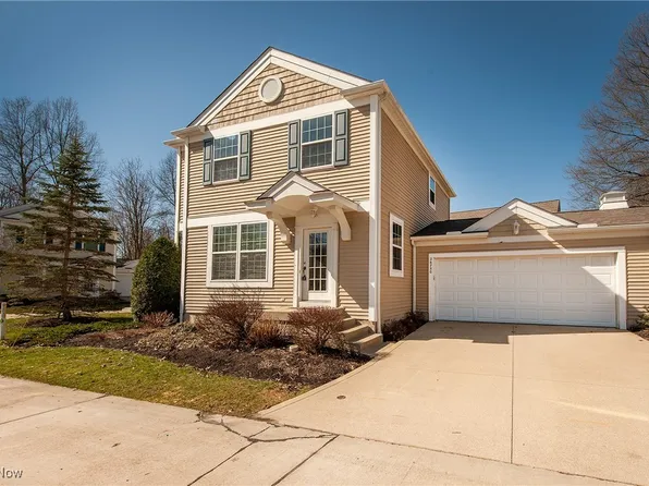 26750 Village Ln #17, Olmsted Falls, OH 44138