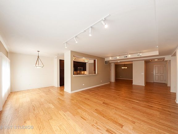 4th image of 400 Village Grn Unit 304