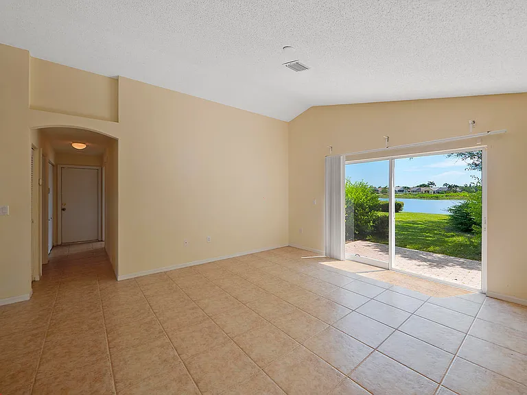 241 SW Lake Forest Way — Photo 5