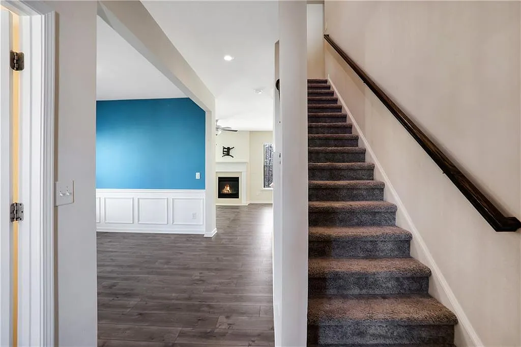 4 bed, 2.5 bath, 2406 sqft, $2,600 — Photo 2