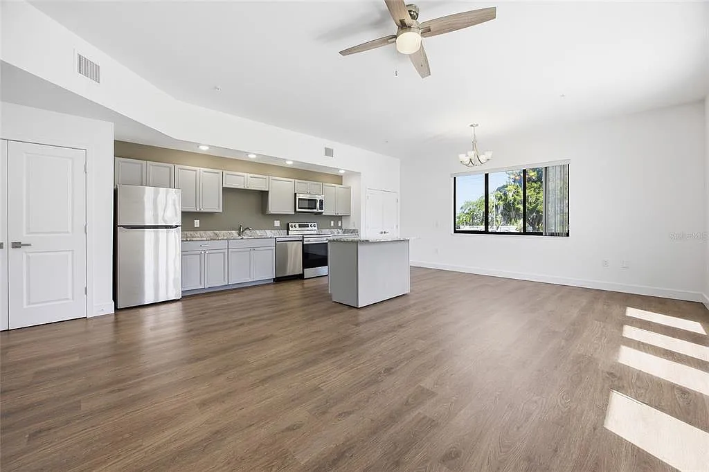 1 bed, 1.5 bath, 997 sqft, $1,399 — Photo 2