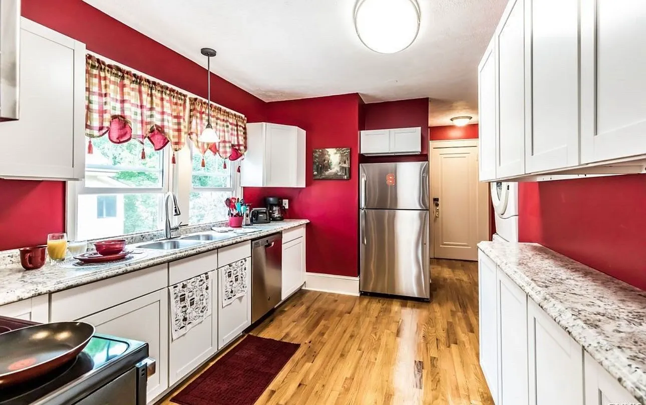 3 bed, 2764 sqft, $1,000 — Photo 4
