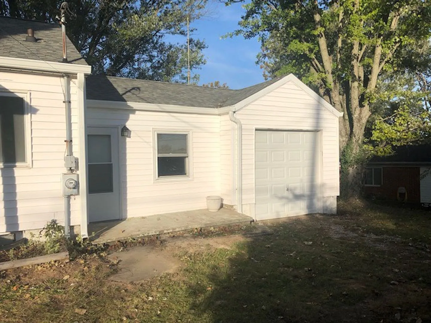 Available Now! Newly renovated 2 Bedroom country home! — Photo 3